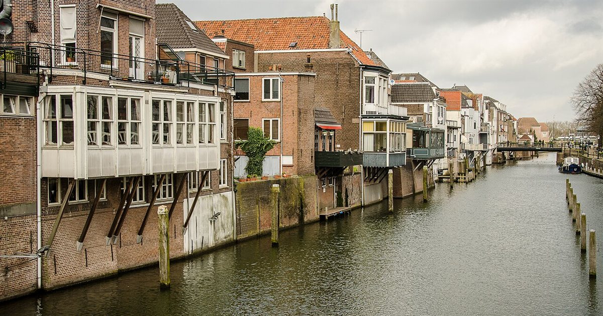 Oude huizen en pakhuizen langs het water in Gorinchem