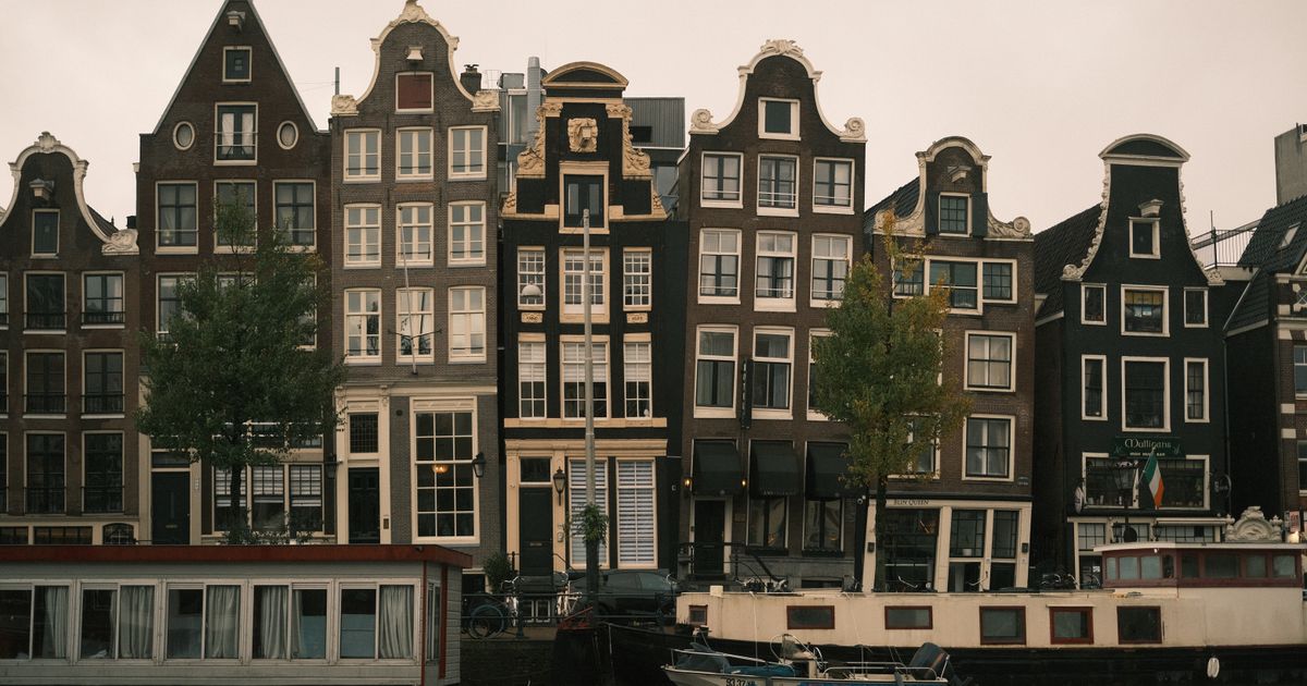 Historische grachtenpanden langs het water in Amsterdam